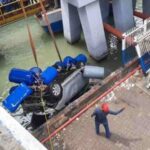 evakuasi-mobil-tercebur-di-pelabuhan-merak-banten_169