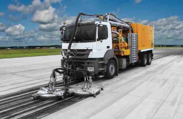Karet Sisa Roda Pesawat Numpuk di Runway, Kapan dan Bagaimana Dibersihkannya?