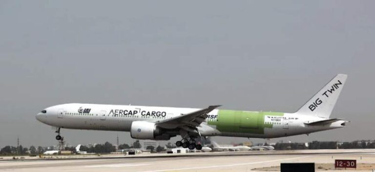 Boeing 777-300ER Hasil Konversi ke Pesawat Kargo Terbang Perdana