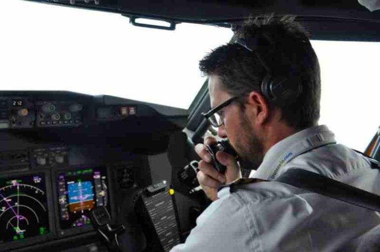 Anti Mainstream, Naik Maskapai Ini Penumpang Bisa Dengar Komunikasi ATC dengan Pilot
