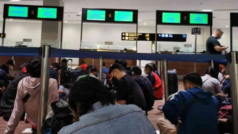 Bikin Bete, Inilah Sebab Antrean Pengecekan Imigrasi Sampai Mengular
