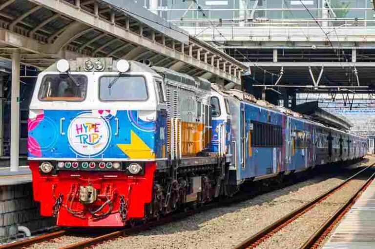Hari ini 24 Tahun Lalu, KA Taksaka Resmi Beroperasi, Kini Jadi Kereta “Hype Trip” Kaum Milenial