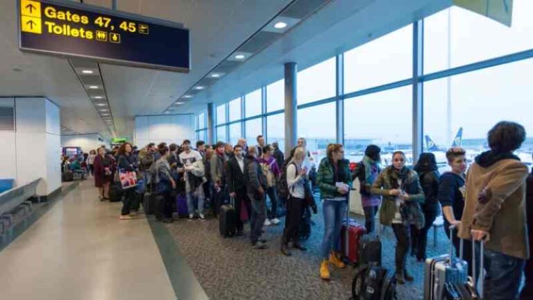 Padahal Sudah Pegang Tiket, Ini Sebab Calon Penumpang Rela Antre di Depan Gate Boarding