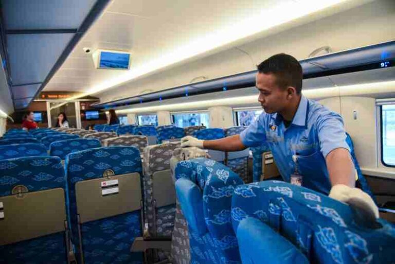 KAI Services Beri Dukungan Tenaga Kebersihan Kereta Cepat Whoosh