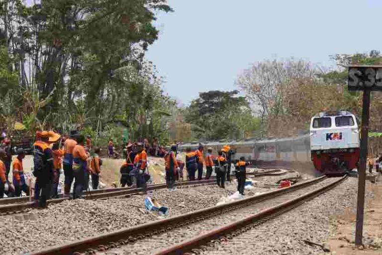 Selang Sehari, Jalur Antara Sentolo – Wates Sudah Dapat Dilalui Kereta Pasca KA Argo Semeru-Argo Wilis Anjlok