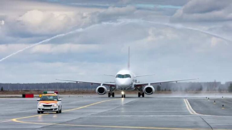 Serba-serbi “Follow Me” Car di Bandara, Bukan Sekedar Pemandu Pesawat