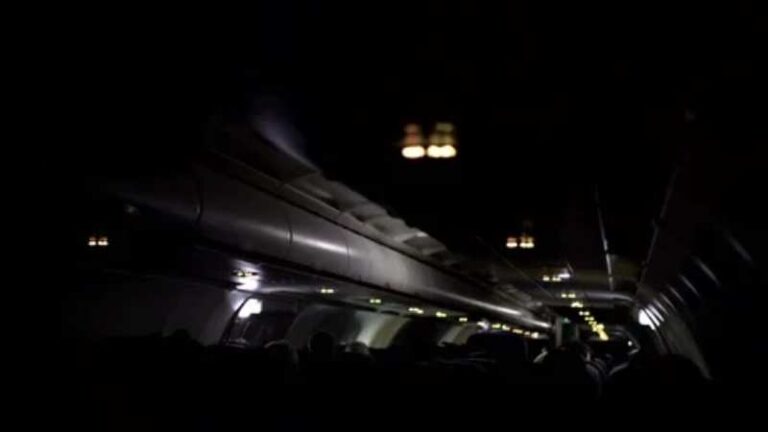 Lampu di Kabin Pesawat ‘Mati’ Saat Turbulensi, Jangan Keburu Panik, Ini Tujuannya