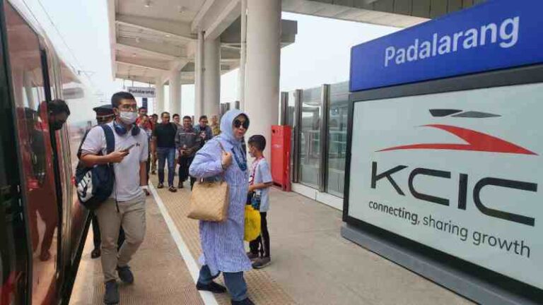 Lagi, Penumpang Kereta Cepat Whoosh Ketinggalan Kereta Gegara KA Lokal Telat: Tiket Business Class Lenyap