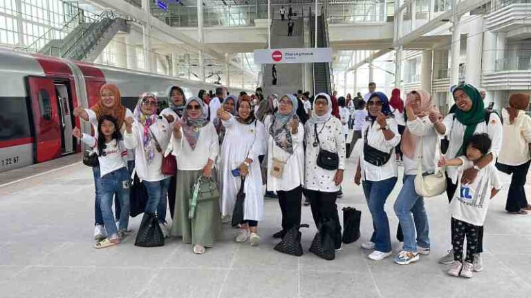 Begini Cara Pesan Tiket Rombongan Kereta Cepat Whoosh, Minimal 20 Penumpang
