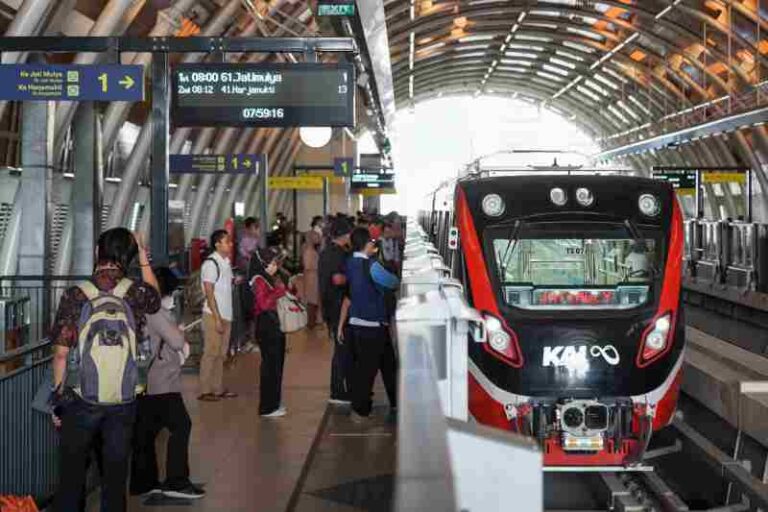 Tak Sampai Setahun, LRT Jabodebek Telah Layani 10 Juta Penumpang