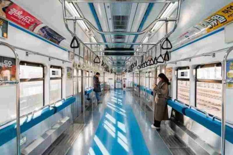 Atasi Kepadatan Penumpang, Seoul Metro Operasikan Gerbong Kereta Komuter Tanpa Kursi