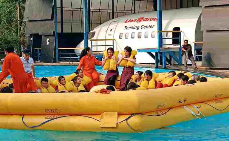 Ini Sebab, Kenapa Pramugari dan Pramugara Harus Bisa Berenang?