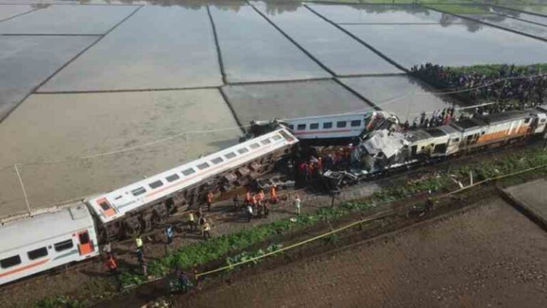 Terlibat Tabrakan, KA Turangga Bawa 287 Penumpang dan CL Bandung Raya 191 Penumpang