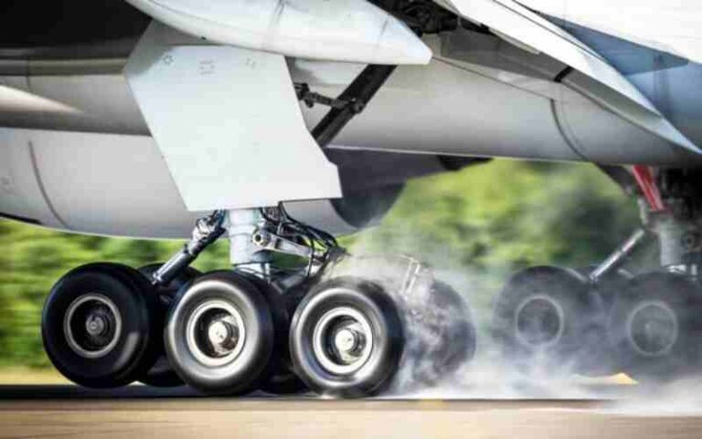 Bukan dengan Udara Biasa, Ban Pesawat Ternyata Harus Diisi Nitrogen