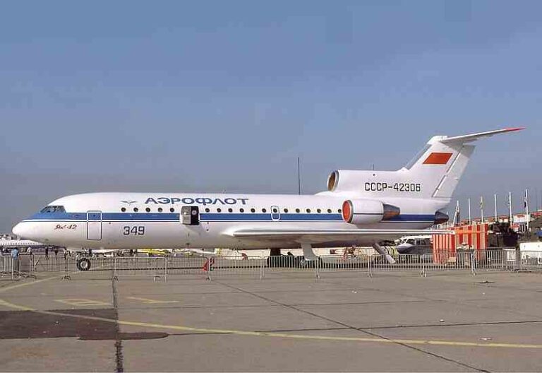 Hari ini, 49 Tahun Lalu, Yakolev Yak-42 Terbang Perdana, Pesawat Soviet Pertama dengan Tiga Mesin Jet