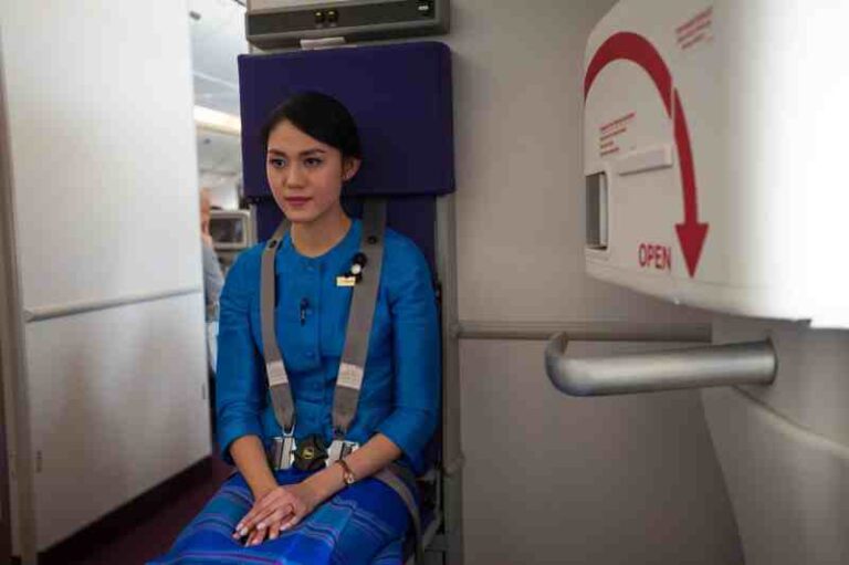 Mengenal “Jump Seat” – Kursi Lipat Pramugari yang Kerap Bikin Kikuk Penumpang