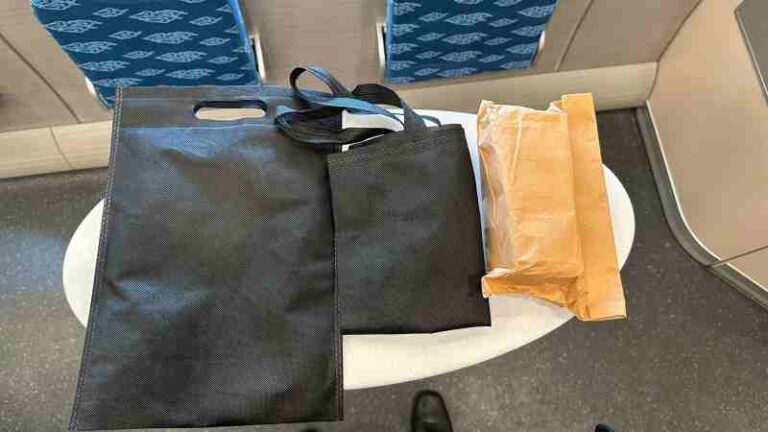 KCIC Kembalikan Amplop Coklat Berisi Rp50 Juta Tertinggal di Whoosh ke Penumpang