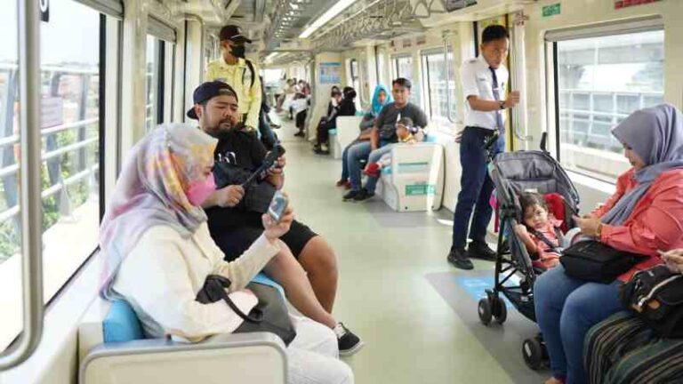Jadi Destinasi Wisata Baru, LRT Jabodebek Diserbu Penumpang Selama Libur Panjang Waisak