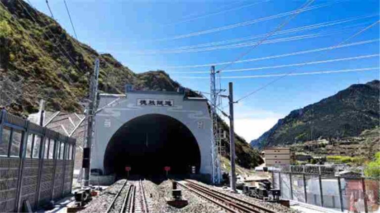 Dibangun 10 Tahun, Cina Tuntaskan Pembangunan Terowongan Kereta Jalur Ganda Terpanjang