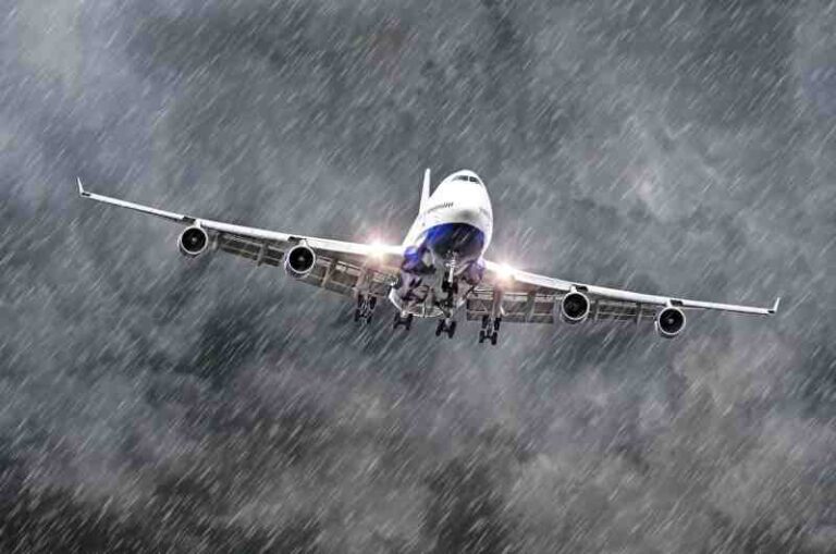 Di Level Hujan Seperti Apakah Pilot Harus Membatalkan Suatu Penerbangan?