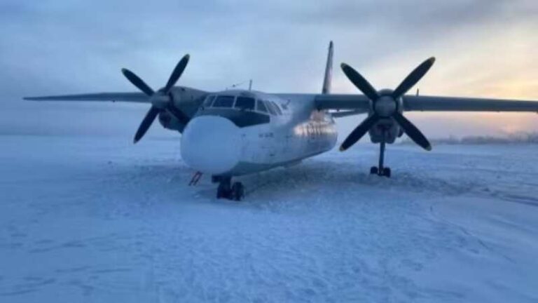 Tidak Sengaja, Antonov An-24 Polar Airlines Mendarat di Sungai yang Membeku