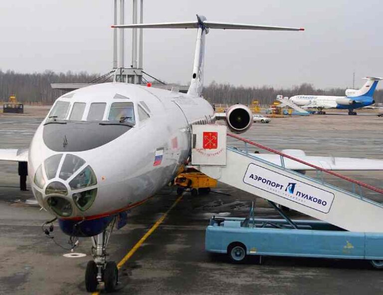 61 Tahun Lalu Terbang Perdana, Ini Alasan Tupolev Tu-134 Gunakan “Glass Nose”