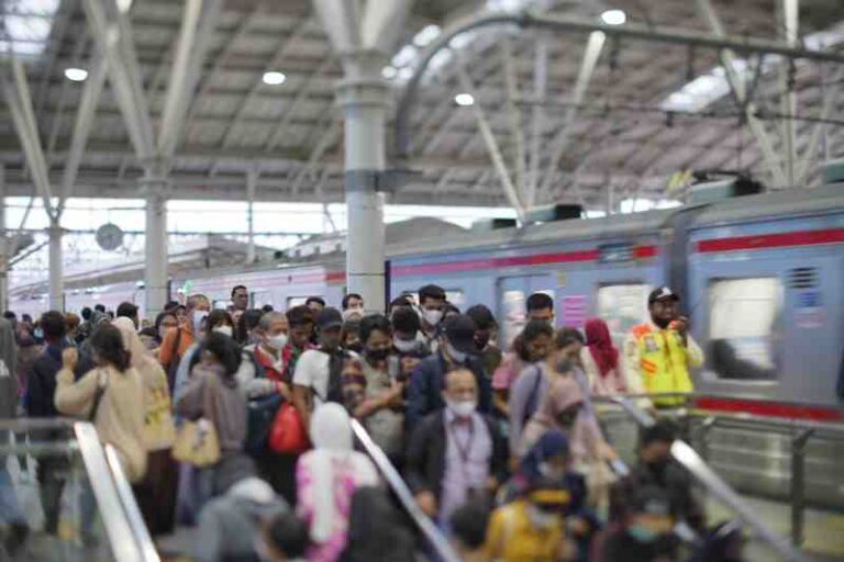 Pantas Penuh Sesak, Penumpang KAI Commuter Line Jabodetabek Tembus Rekor Baru