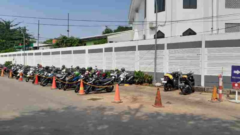 Tingkatkan Pelayanan Parkir di Stasiun Pasar Senen, KAI Services Siapkan Area Parkir Lebih Nyaman