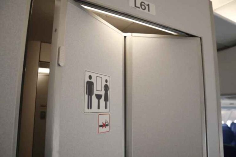 Hak Penumpang Saat Toilet Pesawat Rusak: Panduan Menghadapi Krisis Sanitasi di Udara