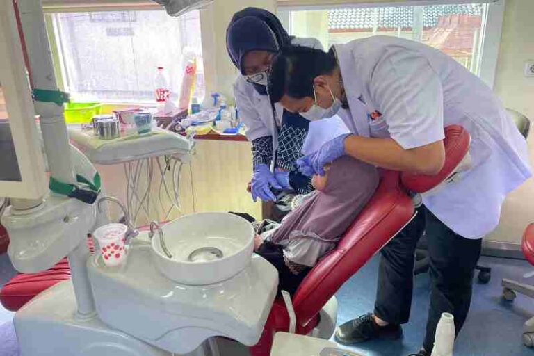Rail Clinic Generasi Keempat KAI Layanan Kesehatan dan Pengobatan Gratis di Stasiun Ketanggungan