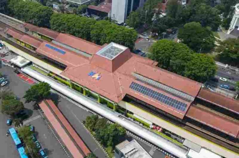 PT KAI Menuju “Zero Net Emission”, Dari Implementasi PLTS sampai Drinking Water Station