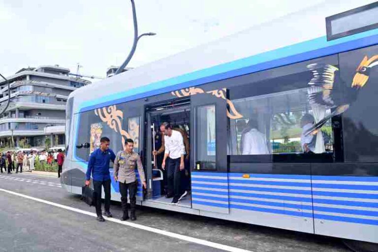 Jokowi Beri Kode Bangun ART di Surabaya-Bandung: Problemnya Jalan Kurang Lebar