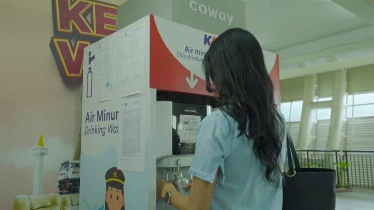 Seluruh Stasiun LRT Jabodebek Dilengkapi Water Station, Penumpang Bisa Isi Air Minum Gratis