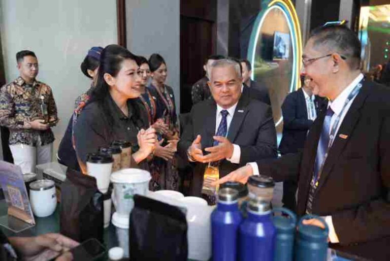 Ketika Bos Kereta Api se-ASEAN Antusias Jajal Ciomy dan Cuanki di Booth KAI Services