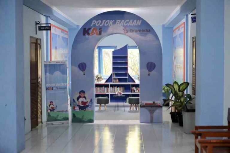 KAI Services Gelontorkan CSR ke SMAN 4 Surakarta, Salah Satu Alumninya Didiek Hartantyo Dirut PT KAI