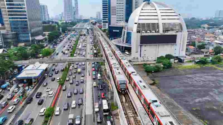 Ini Dia Stasiun Paling Padat di LRT Jabodebek Disaat Jam Sibuk, Mana Saja?