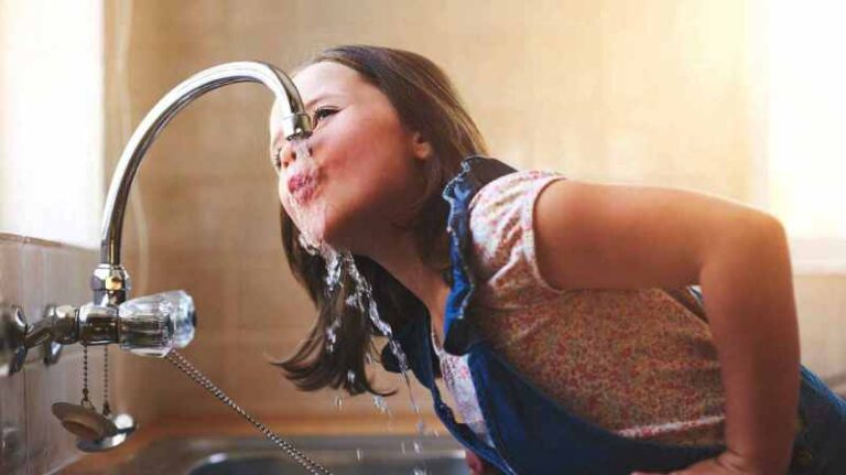 Tips Melancong ke Eropa – Aman Minum Langsung dari Air Keran, Tapi Ada yang Harus Dicermati