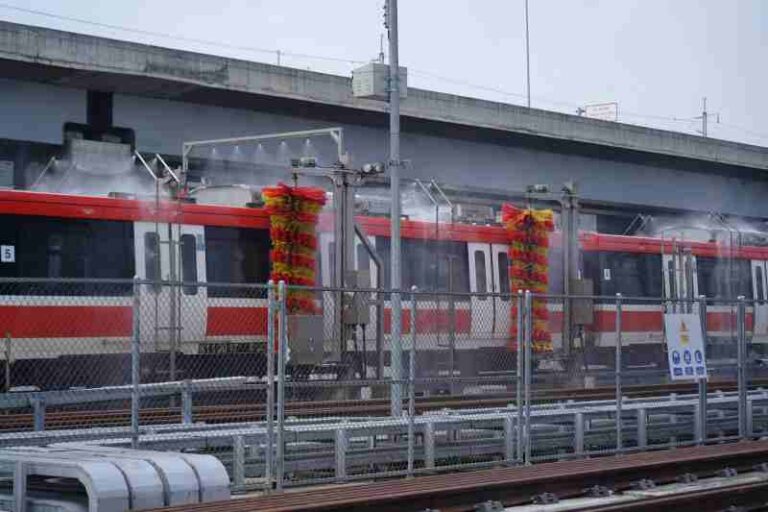 Rahasia LRT Jabodebek Halau Water Spots Setelah Dicuci Otomatis