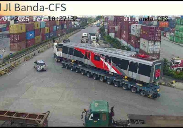 KRL Kiriman dari Cina Tiba di Jakarta, Ini Penampakannya