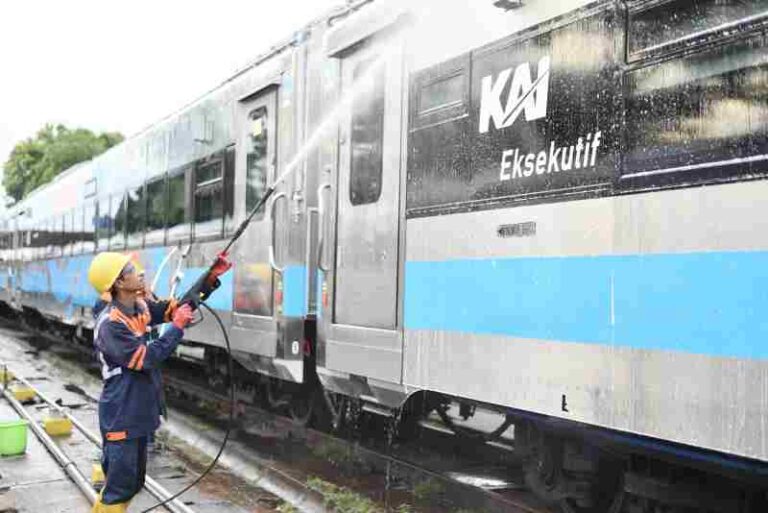 Optimalkan Kebersihan Kereta, KAI Services Datangkan Mesin Cuci Kereta High Pressure dari Italia