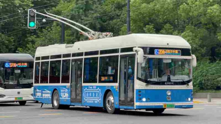 Bus Listrik dengan Pantograf (Trolleybus) – Moda Transportasi Massal Khas Beijing dan Shanghai