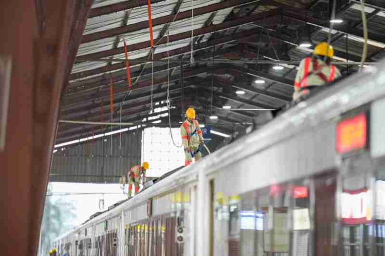 Di Balik Toilet Kereta Api yang Nyaman, Jangan Lupa ada Jasa Petugas Pengisian Air