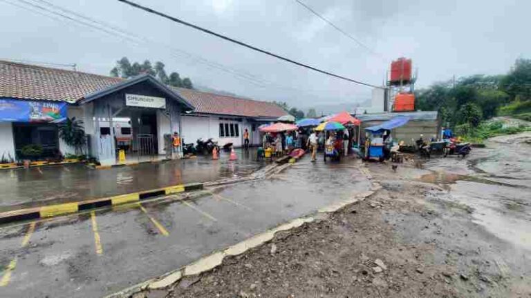 Cipendeuy, Stasiun Historis dengan Kuliner yang Laris Manis