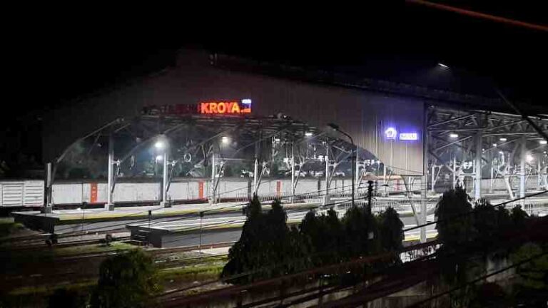 Stasiun Kroya, Jadi Pertemuan Kereta Jalur Utara dan Selatan Jawa, Ternyata Sibuknya Seperti Ini