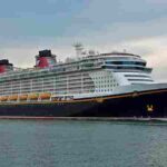 800px-Disney_Fantasy_Cruise_Ship_(6)_(21000557309) (1)