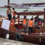 Mahasiswa-dan-pelajar-rakit-perahu-di-Lamongan (1)