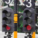 Sinyal_elektrik_di_Stasiun_Jatinegara_yang_mengindikasikan_warna_merah. (1)
