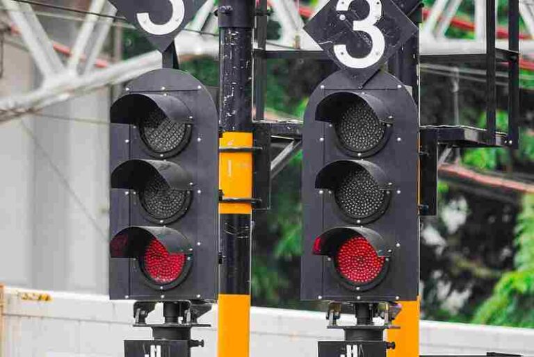 Peran Penting Sinyal Kereta Api dalam Menjaga Keselamatan