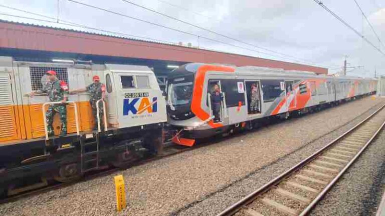 Pengiriman KRL Berjalan Lambat, Biar Sampai Depo Rangkaian Tetap Selamat