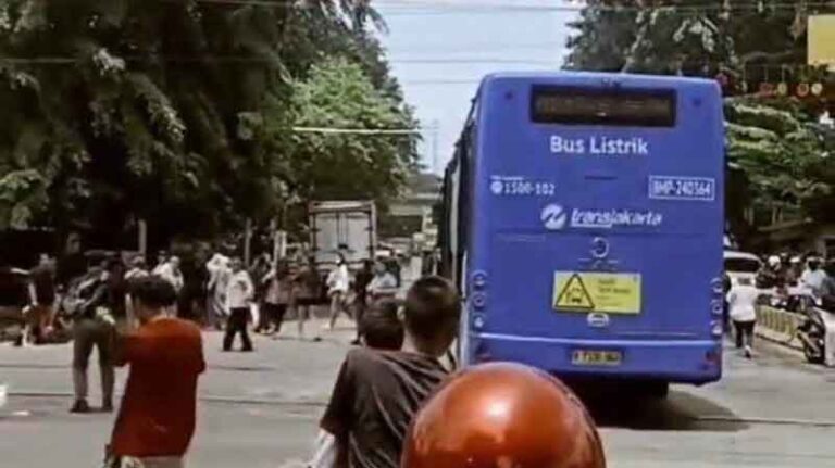 Viral, Video Penumpang Bus TransJakarta Loncat dari Jendela dan Pintu